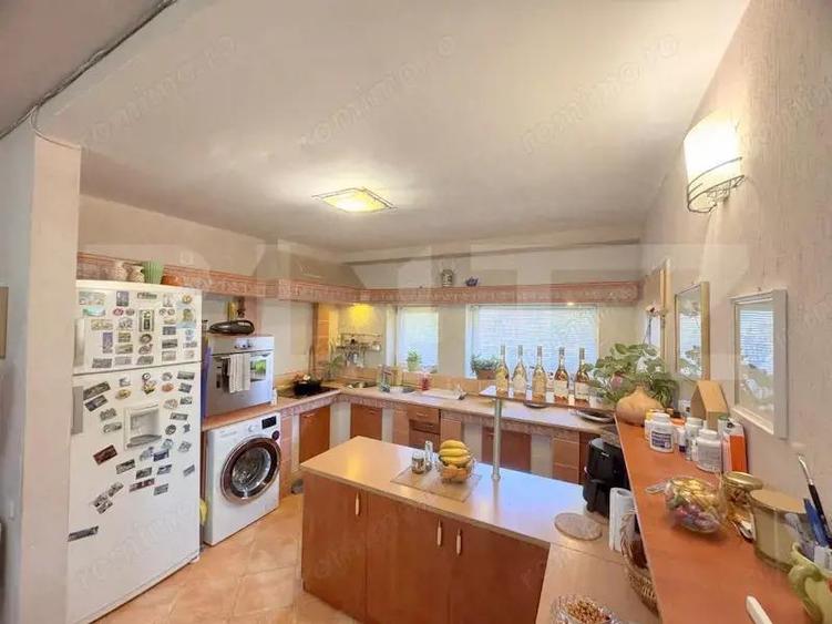 Cladire multifunctionala, pensiune plus casa, parcari private - 5