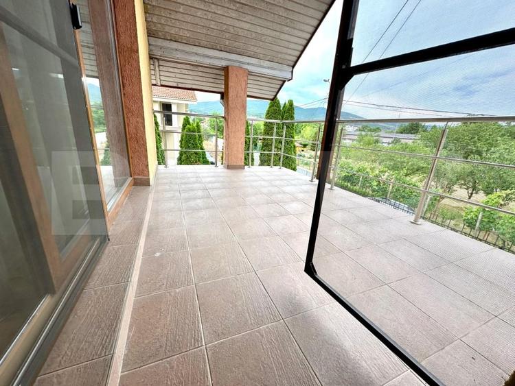 Casa individuala de vanzare - 3 dormitoare, garaj, subsol generos,terasa - 10