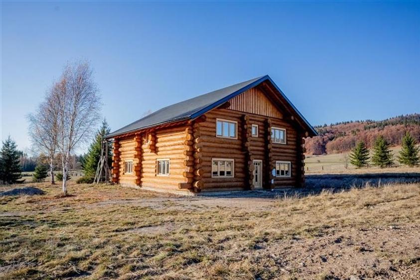 Casa din lemn rotund (Izvoru Muresului, str. Garii) - 1