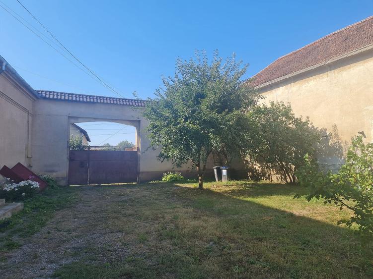 Vand casa saseasca 4 camere cu teren generos 1900mp - 1