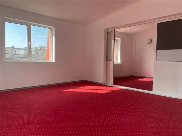 Casă individuală cu 10 camere cu Teren 220 Mp în Vitan