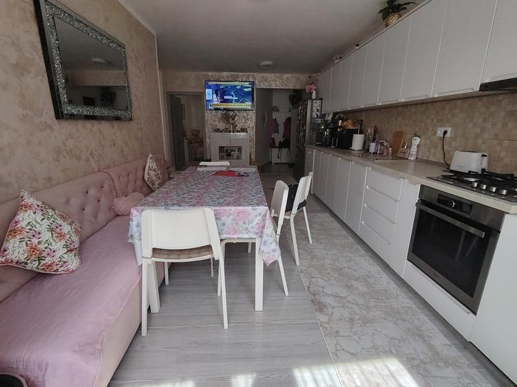 Apartament cu 3 camere semidecomandat în Florești