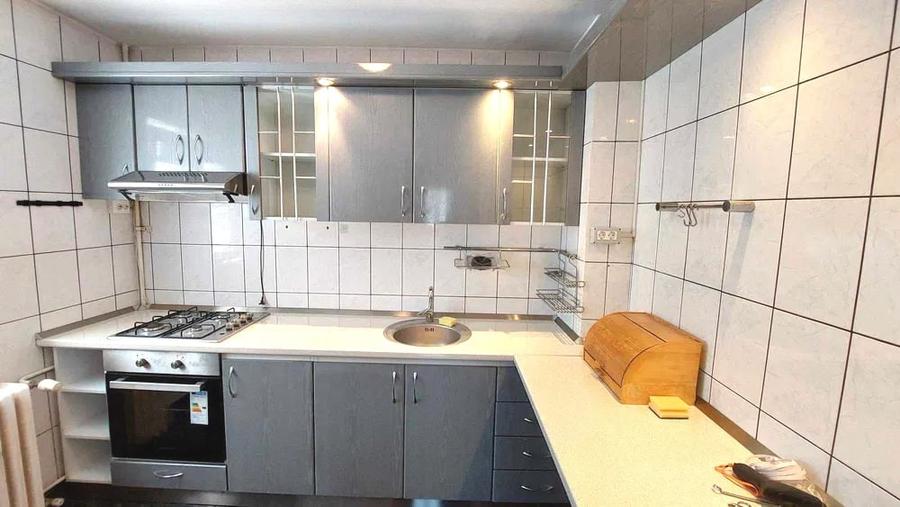 Apartament cu 3 camere semidecomandat, mobilat în Tineretului