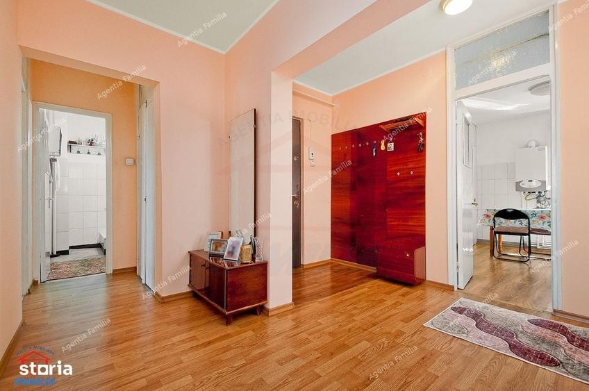Apartament cu 4 camere decomandat în Micro 17