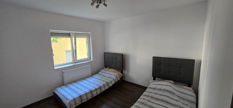 Apartament cu 3 camere decomandat, mobilat în Far