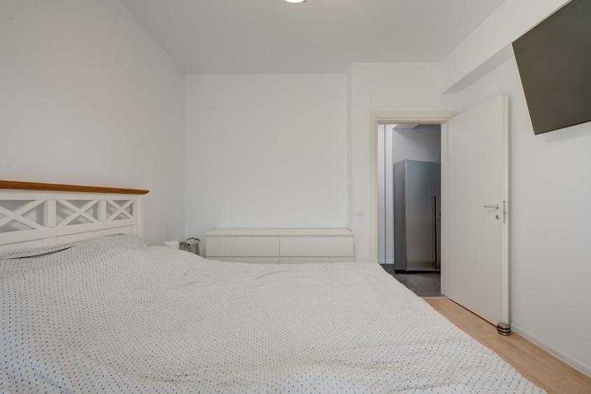 Apartament cu 4 camere semidecomandat, mobilat în Străulești