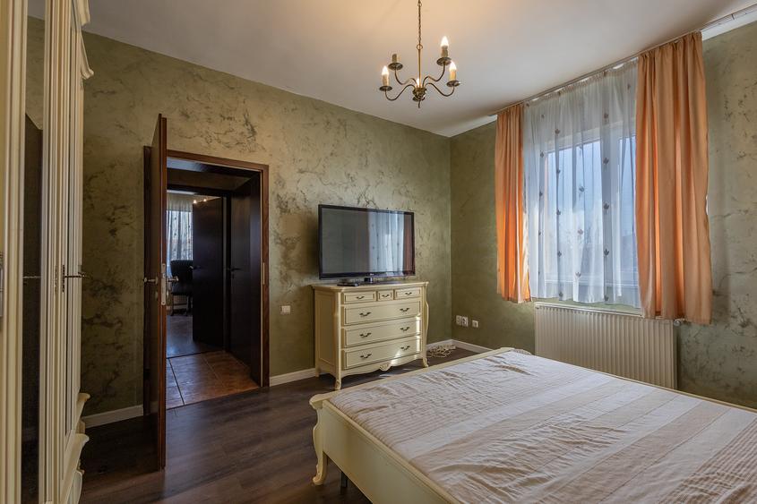 Casă individuală cu 7 camere cu Canalizare în Ronaț