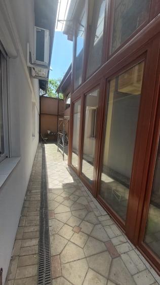 Apartament cu 8 camere decomandat, mobilat în Central