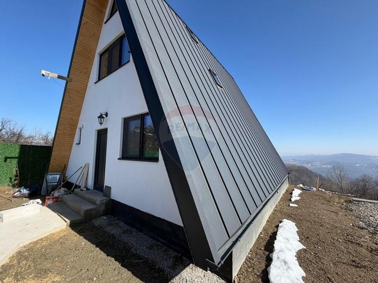 De vanzare Cabana A-Frame cu 1850 mp teren in zona Pucioasa, DB - 2