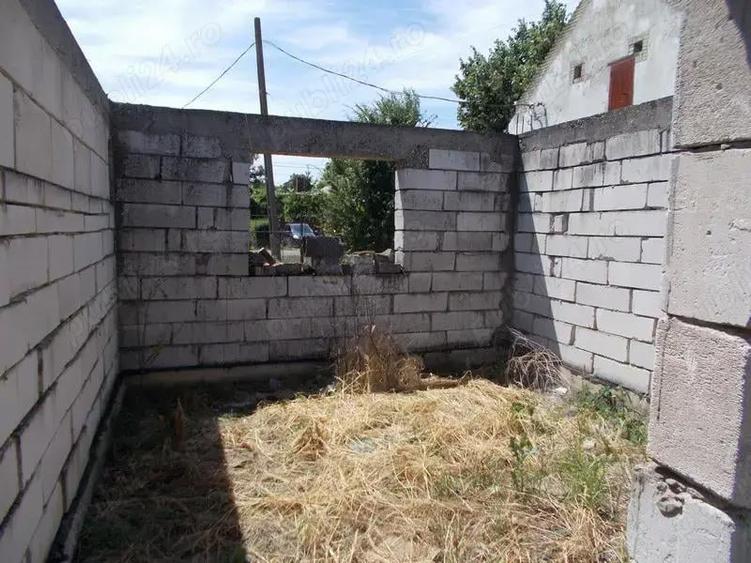 Casa neterminata langa Timisoara, Sacalaz, central, asfalt, utilitati, 1015 mp, FS=15,38mp. Com=0% - 16