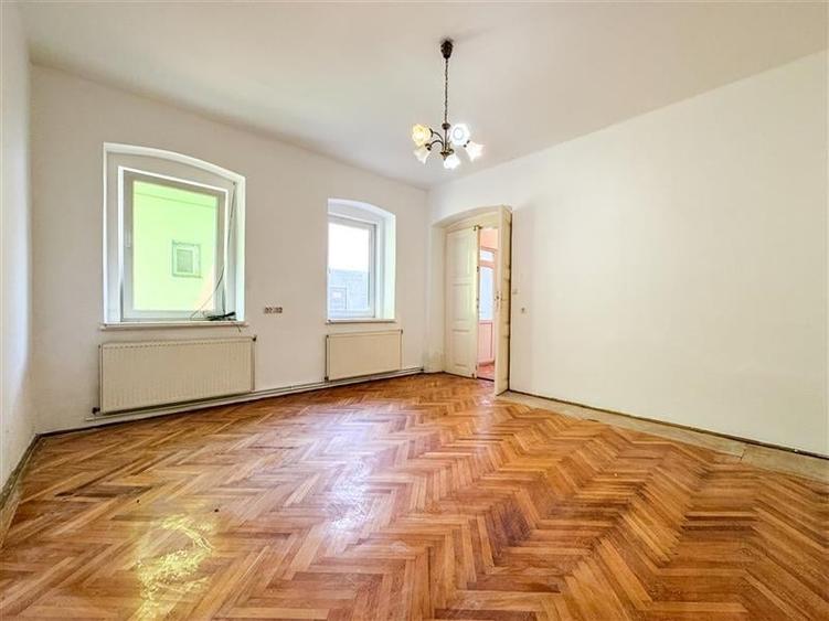 FILM!Apartament 2 camere decomandate, parter, in casa,curte comuna,Central,Braso - 1