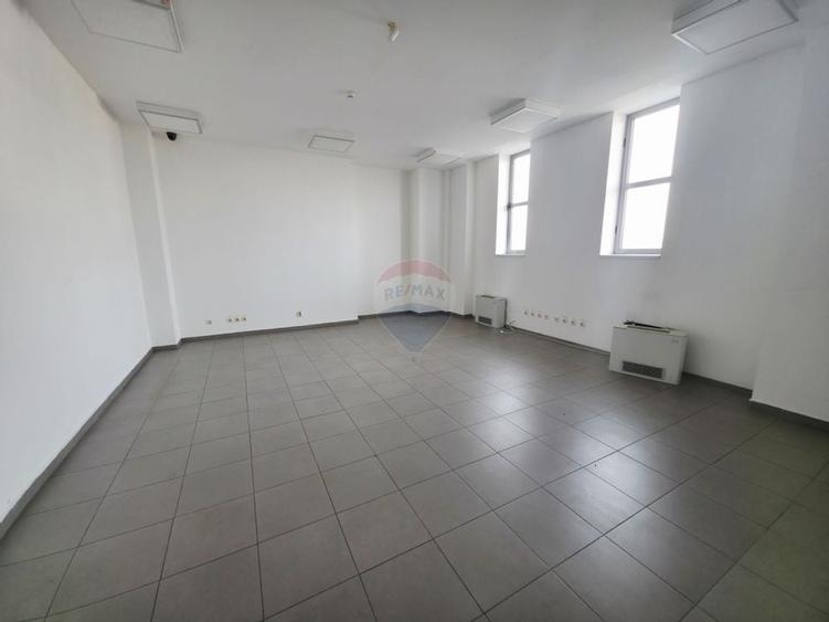 Spațiu comercial de 828 mp de vânzare în zona 1 Mai - 17