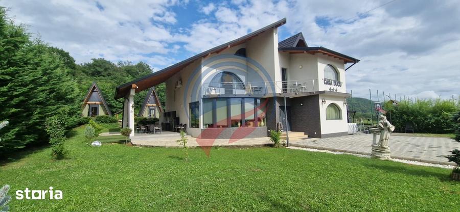 Casă cu 8 camere cu Teren 5574 Mp în Central