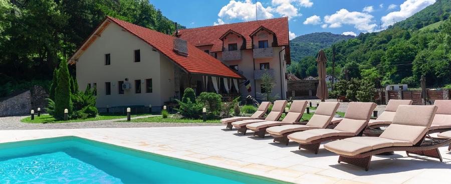 De vanzare Boutique Hotel Rocker's Inn, locatie functionala, zona Cheile Nerei - 1