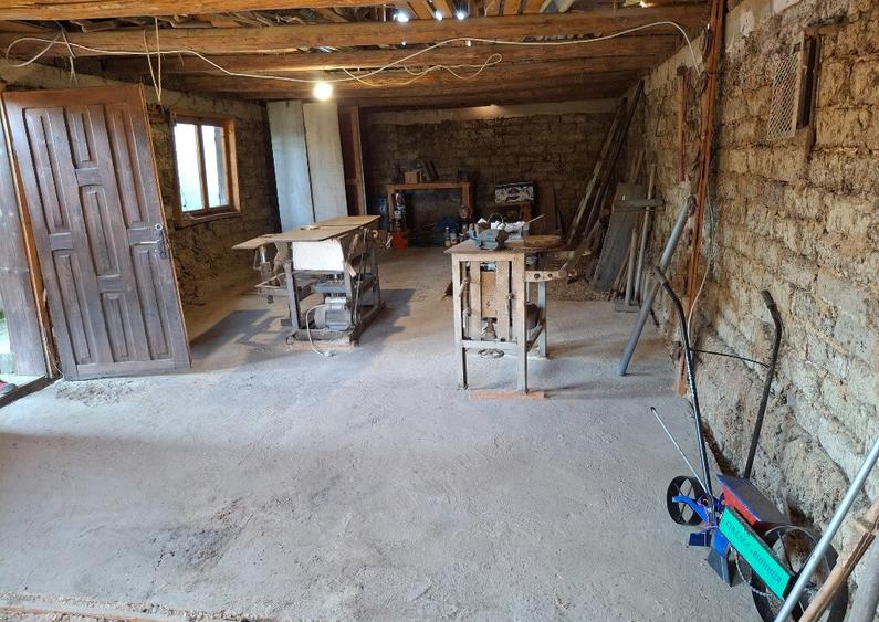 Casa, teren ?i anexe. In Boto?ani, Un?eni, Burle?ti - 2