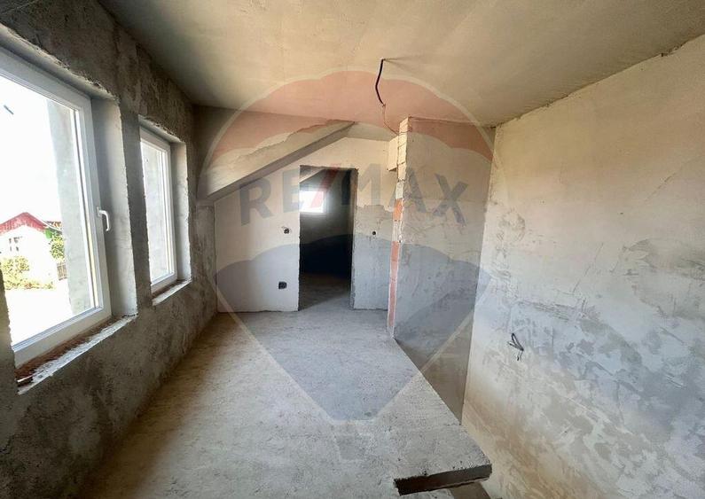 Casa de vanzare la gri cu 4 camere,teren 552mp in Les - 9