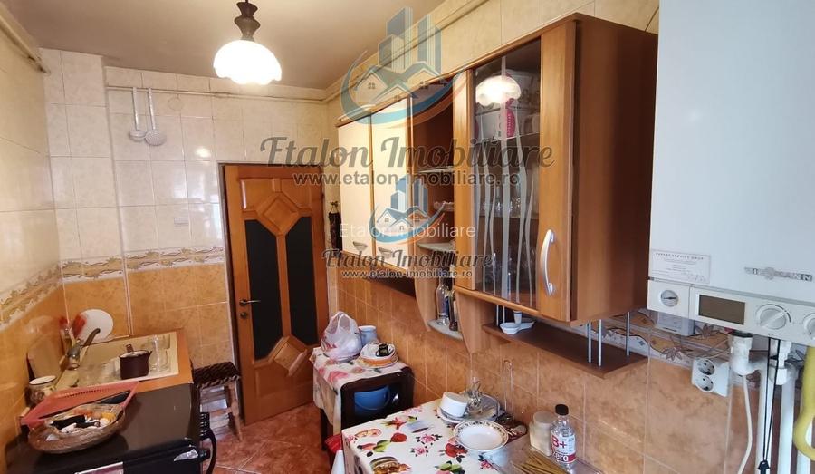 Apartament 3 camere, semidecomandat, zona centrala