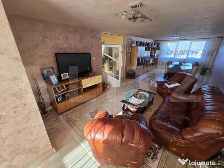 Casă cu 8 camere cu Teren 750 Mp în Micești