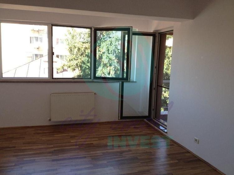Apartament cu 5 camere semidecomandat în Kiseleff