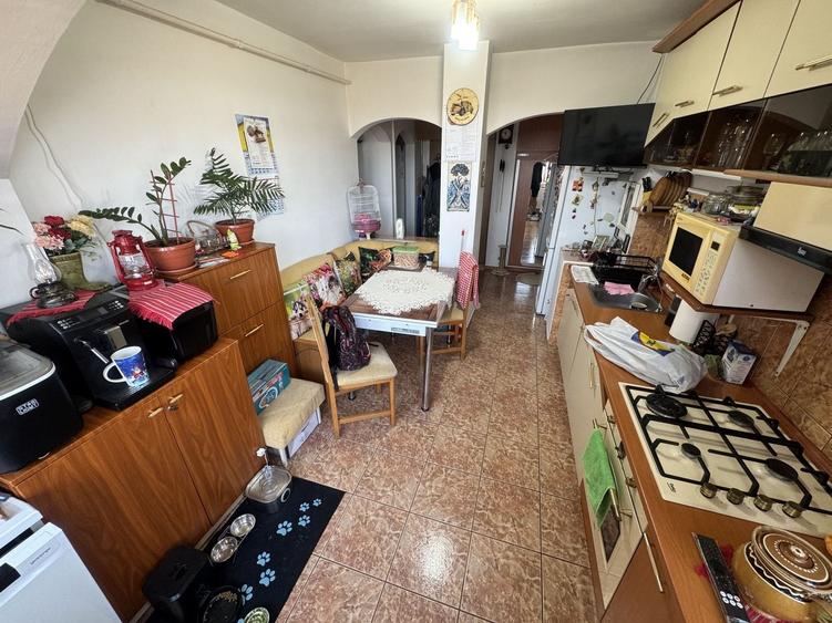 Apartament cu 2 camere decomandat, mobilat în