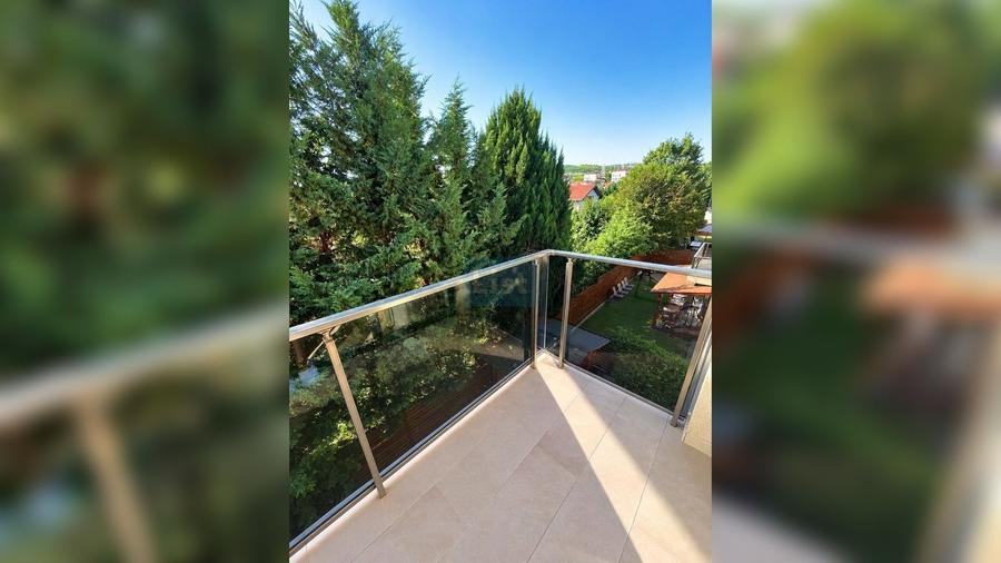Apartament cu 3 camere semidecomandat în Borhanci