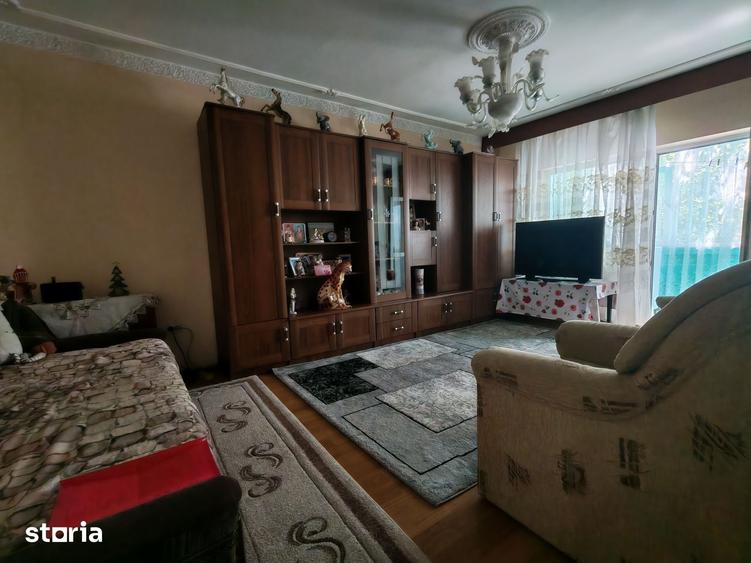 Apartament cu 4 camere decomandat în CET