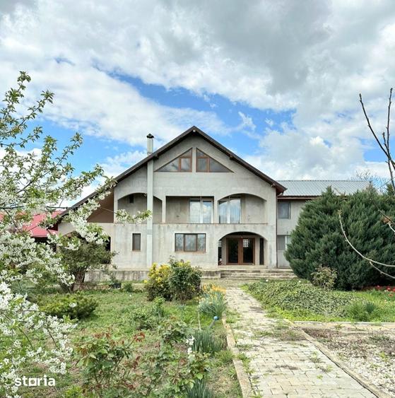 Casă cu 6 camere cu Teren 2300 Mp în Iepurești