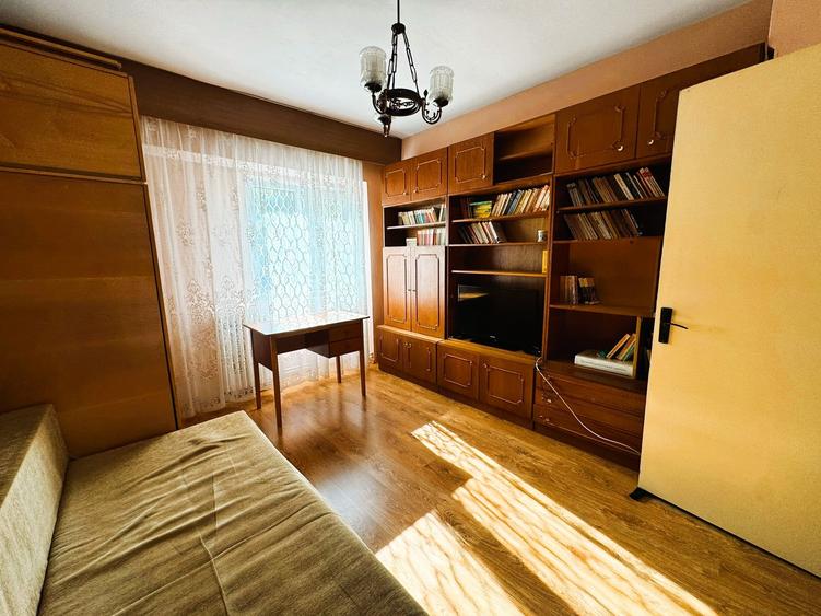 Apartament cu 3 camere decomandat în Podul de Fier