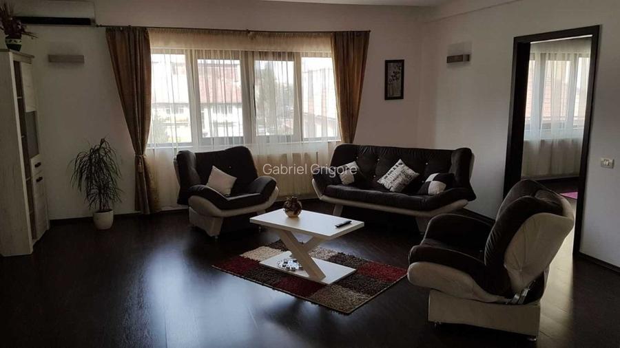 Apartament cu 3 camere semidecomandat, mobilat în Central