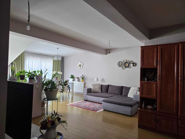 Apartament cu 3 camere decomandat în Florești