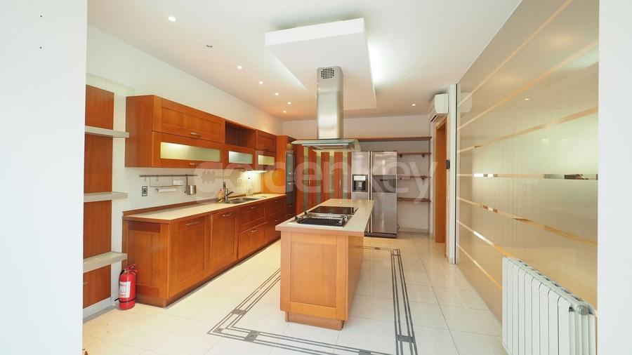 Vila nemobilata in complex cu piscina | 2 garaje - 9