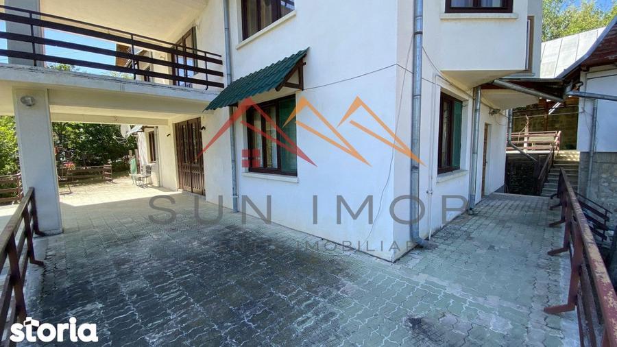 Vila de vanzare, teren 3100 mp, 7 camere, 6 grupuri sanitare, 3 CT, an - 3
