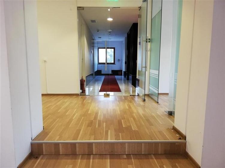 Cladire de birouri si teren de vanzare - 9