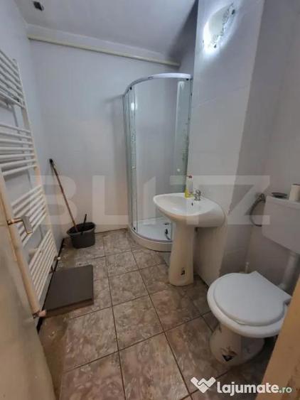 Spatiu comercial de vanzare, zona Micro III - 1