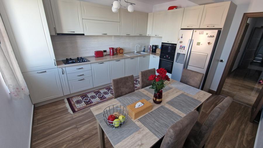 Apartament cu 3 camere decomandat în 13 Decembrie