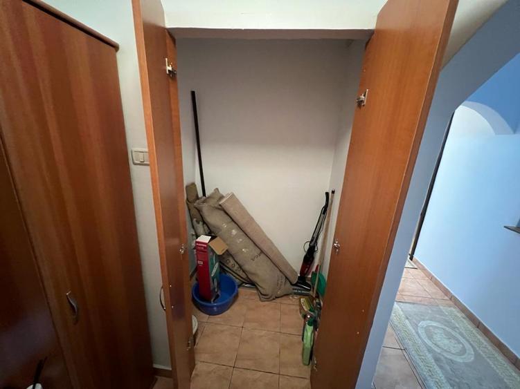 Inchiriez apartament 3 camere  - 1