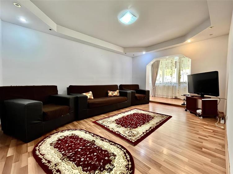 Apartament Decomandat cu 3 Camere si 2 Bai in Racadau - 1