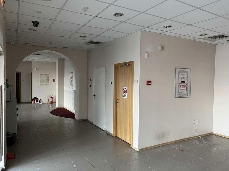 Inchiriez spatii comerciale intre 90 - 500 mp, Pietonal-fostul BRD - 2