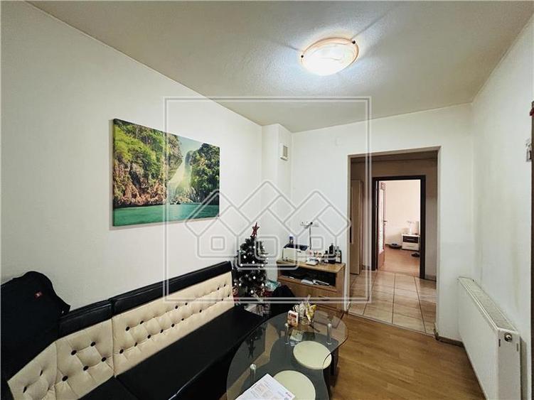 Apartament de vanzare in Sibiu - 3 camere, balcon si pivnita - - 10