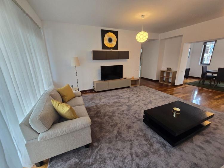 Apartament cu 4 camere decomandat în Herăstrău