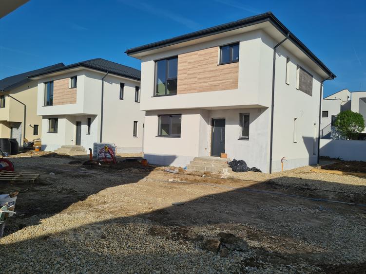 Casă individuală cu 4 camere cu Teren 240 Mp în Odăi