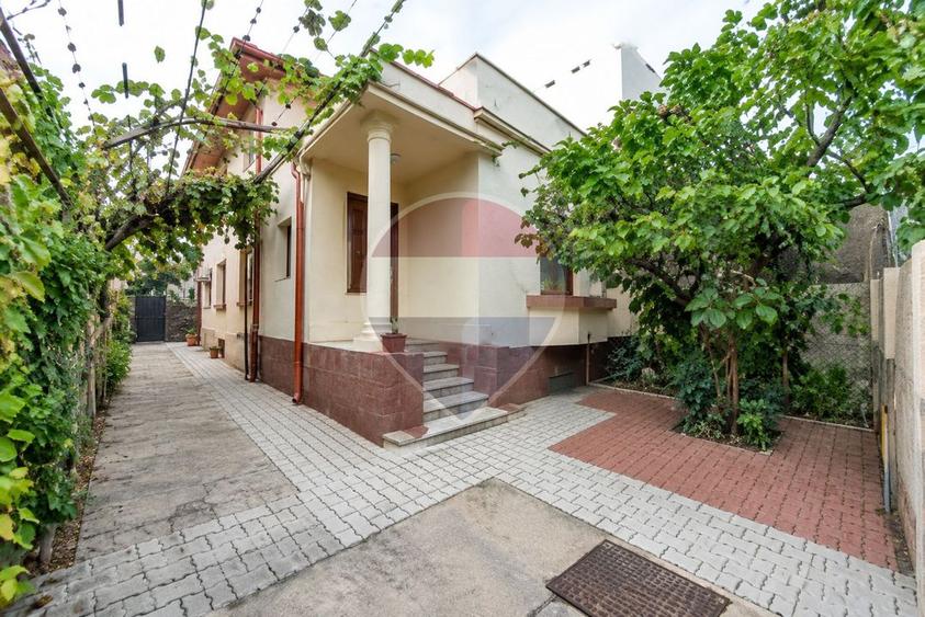 Casă cu 4 camere cu Teren 244 Mp în Domenii