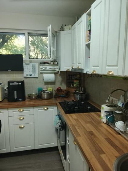 Apartament cu 3 camere semidecomandat în Pajura