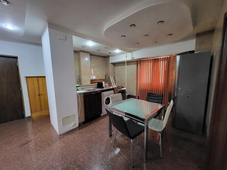Apartament cu 3 camere semidecomandat în Decebal