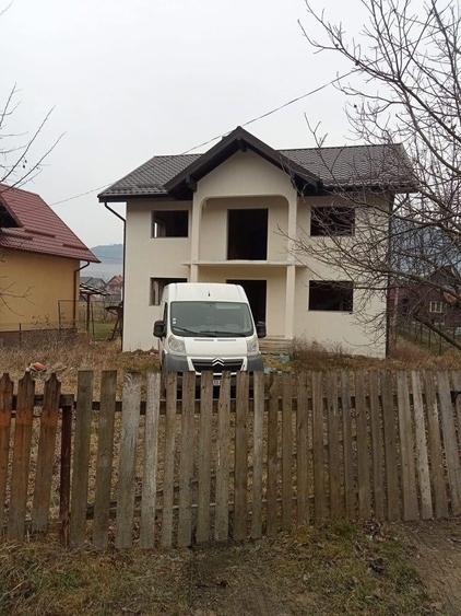 Casă individuală cu 4 camere cu Teren 890 Mp în Central