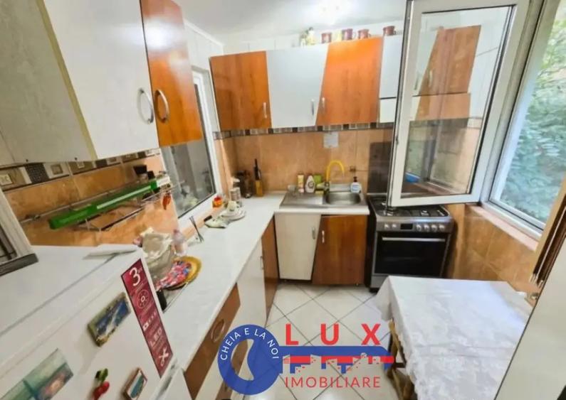 ID 2969 Apartament 2 camere transformat in 3 camere - PARTER - 4