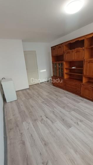 Vând garsonieră curată și aranjată  într-un mod plăcut și confortabil,având 20mp
