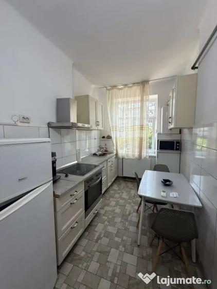 Apartament cu 3 camere semidecomandat în Central