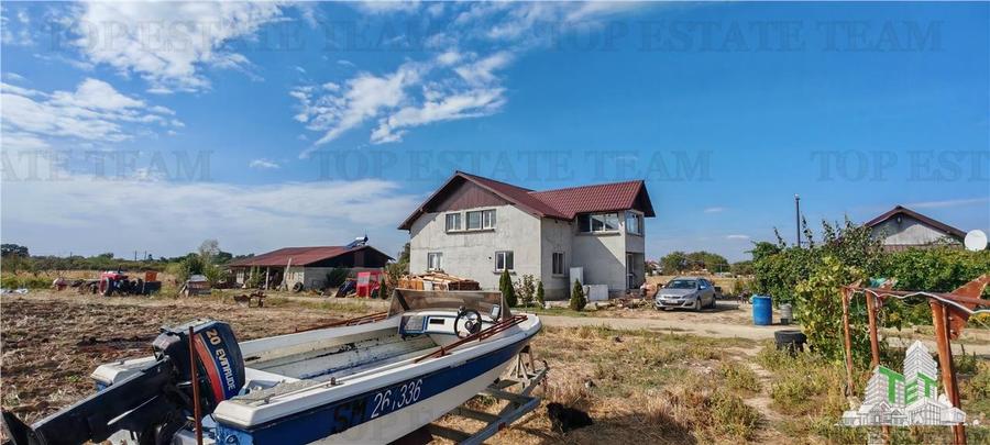 Casă individuală cu 7 camere cu Teren 33000 Mp în Bucșani