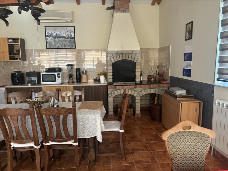 Casă cu 7 camere cu Teren 1000 Mp în Central